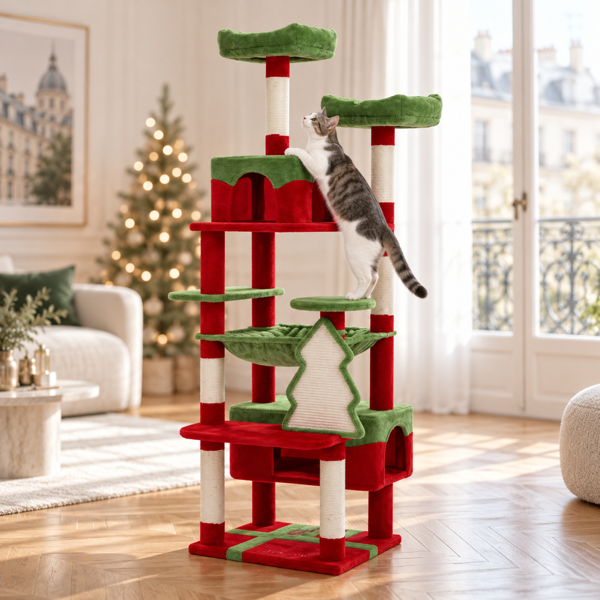Arbre à chat rouge et vert sur le thème de Noël, avec niche, plateformes et motif de sapin, dans un salon décoré.
