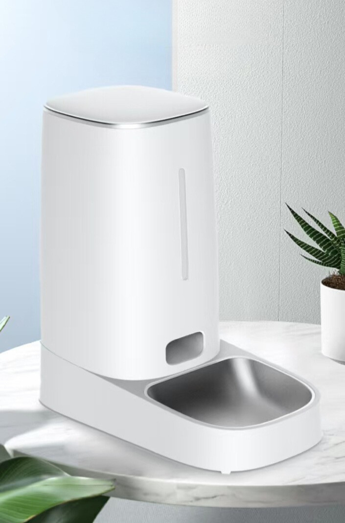 Distributeur de croquette pour chat PetSmart pot de fleurs a cote