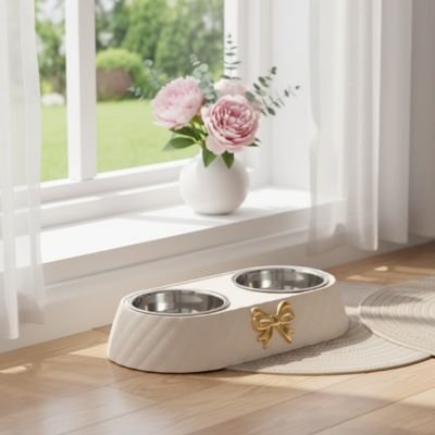 Gamelle chat Design Ergonomique blanche dans un salon a cote de fleurs