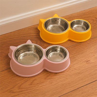 Gamelle pour chat Premium Anti Regurgitation jaune et rose sur plancher blanc