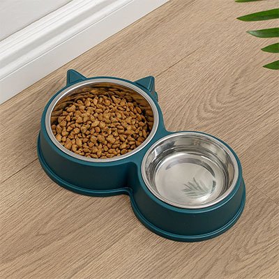 Gamelle pour chat Premium Anti Regurgitation verte sur plancher cote mur