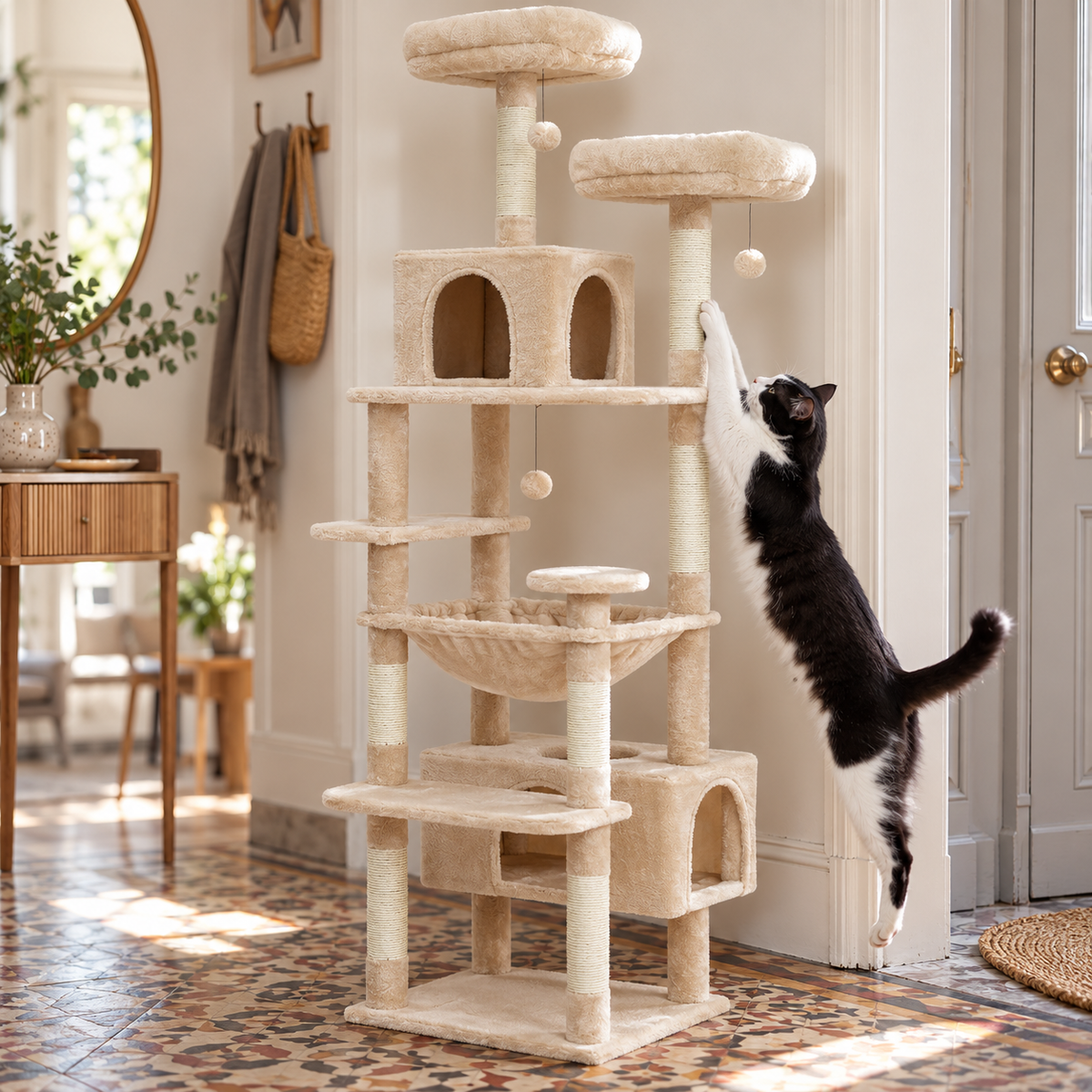 Chat grimpant sur l’arbre à chat beige Bois Robuste™, équipé de niches, de perchoirs et de poteaux à griffer.