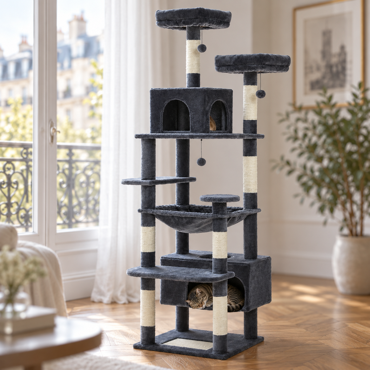 Arbre à chat gris foncé Bois Robuste™ avec niches, hamac et perchoirs, placé près d’une fenêtre dans le salon.