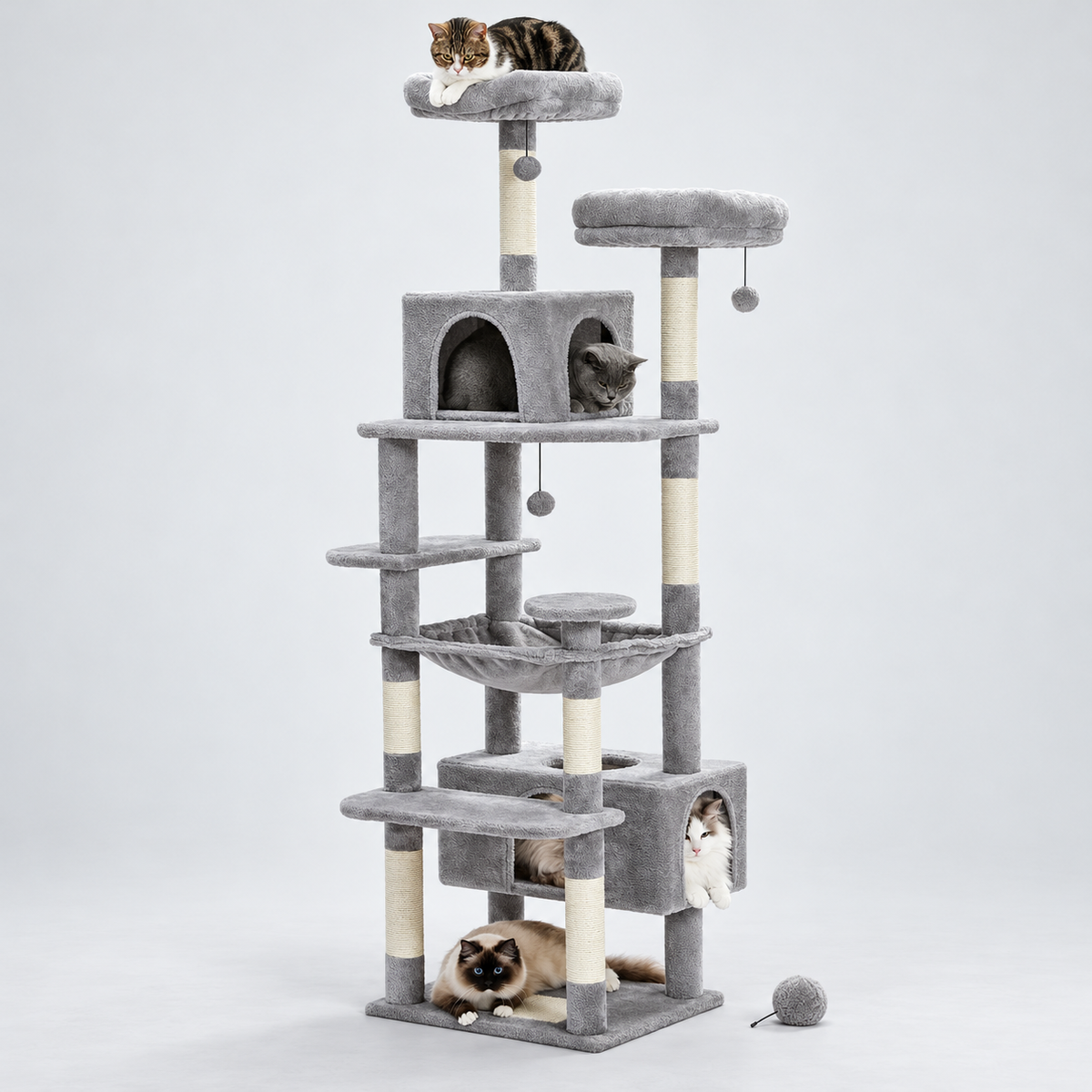 Arbre à chat Bois robuste™ gris clair à plusieurs niveaux, avec niche, plateformes de repos et poteaux à griffer.
