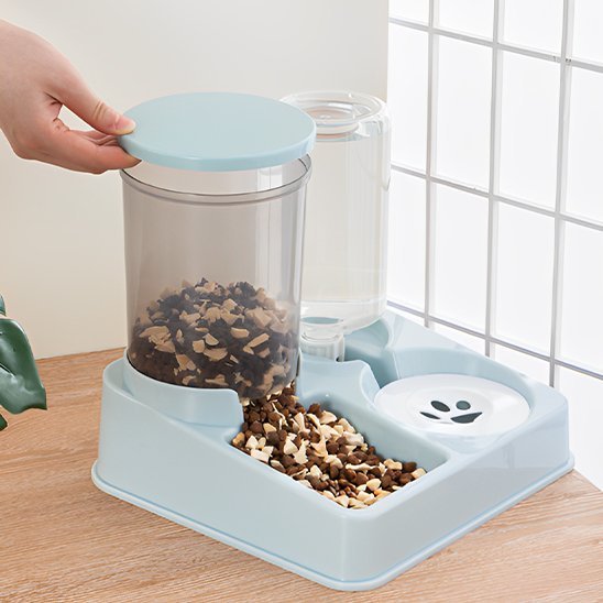 distributeur croquettes pour chat autofeeder bleu ciel sur table toucher