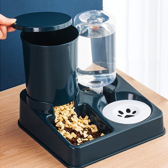 distributeur croquettes pour chat autofeeder bleu sur table