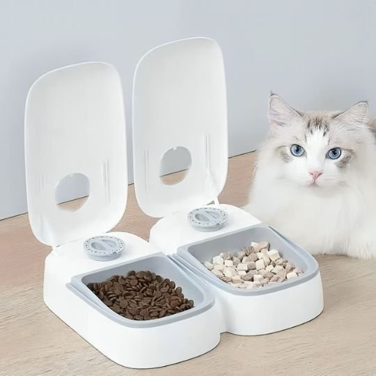 distributeur de croquettes chat petfeeder bleu ciel avec chat