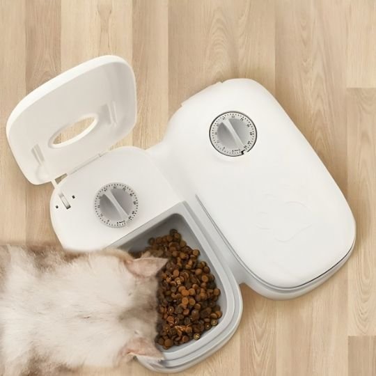 distributeur de croquettes chat petfeeder sur plancher