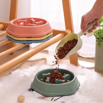 Plusieurs gamelles anti-glouton chat | DigestControl™, trois mis ensemble et un propriétaire remplit l'autre gamelle avec des croquettes- Univers Chat Nature