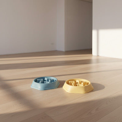 Deux gamelles anti-glouton chat | DigestControl™ installés dans un salon - Univers Chat Nature