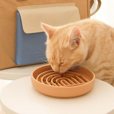 Gamelle anti-glouton chat FéliFit™ posée sur une table, avec le sac  -  Univers Chat Nature propriétaire à coté