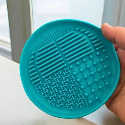Gamelle anti glouton chat FéliFit™ tenue par la main du propriétaire - Univers Chat Nature