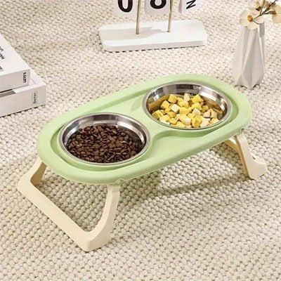 Gamelle chat Premium Anti-débordement verte face à un chat