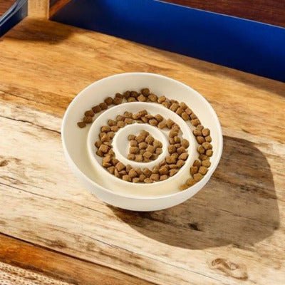 Gamelle chat anti-glouton PetEat™  avec croquettes sur une table - Univers Chat Nature