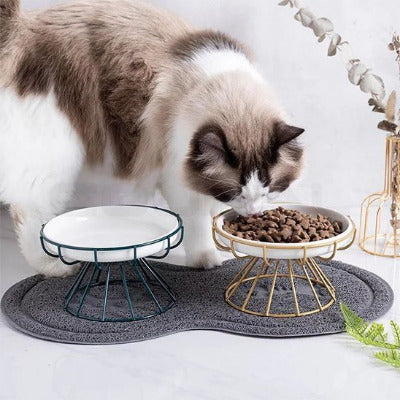 Gamelle chat ErgoGam™ en céramique avec des supports surélevés et antidérapants l'un doré et autre vert  
