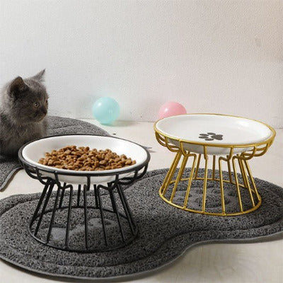 Gamelle chat ErgoGam™  2 pièces en céramique avec supports surélevés en fer noir l'autre doré sur tapis 