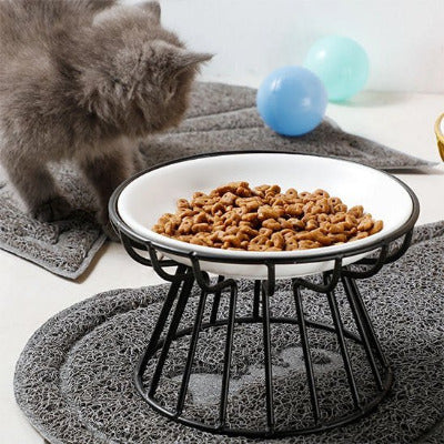 Gamelle chat ErgoGam™ en céramique blanche avec supports surélevés en fer noir sur tapis