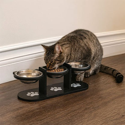 Gamelle Chat surélevée ComfortDigest à coté d'un mur du salon avec chat