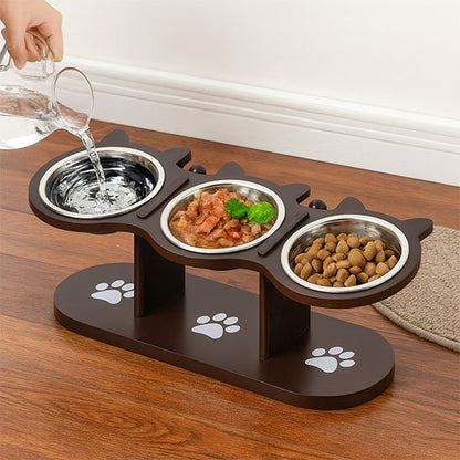 Gamelle Chat surélevée ComfortDigest une main versant de l'eau dans gamelle